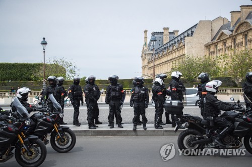 지난달 16일 파리 시내의 집회 경비에 나선 프랑스 경찰관들이 헬멧과 보호장구로 중무장을 한 모습. [EPA=연합뉴스 자료사진]