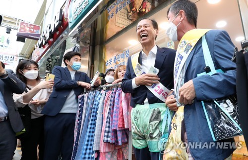 '1만원권 속옷' 입은 최문순 도지사[연합뉴스 자료사진]