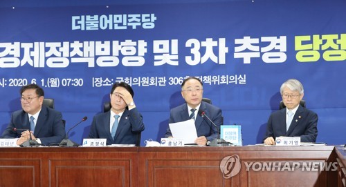 발언하는 홍남기 경제부총리(서울=연합뉴스) 안정원 기자 = 홍남기 경제부총리 겸 기획재정부 장관이 1일 오전 서울 여의도 국회 의원회관에서 열린 하반기 경제정책 방향 및 3차 추경 당정 협의에서 발언하고 있다. 2020.6.1 jeong@yna.co.kr