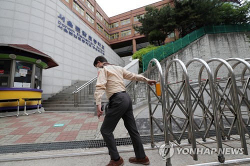 서울 돈암초, 등교수업 중지(서울=연합뉴스) 최재구 기자 = 2일 서울 성북구 돈암초등학교에서 학교보안관이 교문을 닫고 있다. 돈암초등학교의 야간 당직자가 코로나19 감염 확진 판정을 받으며 2일 학생들의 등교수업이 중지됐다. 2020.6.2 jjaeck9@yna.co.kr