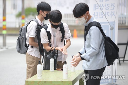 방역지침 이제는 알아서 척척(광주=연합뉴스) 천정인 기자 = 고등학교 1학년·중학교 2학년·초등학교 3∼4학년을 대상으로 한 3차 등교개학일인 3일 오전 광주 서구 전남고등학교에서 학생들이 교실로 들어가기 전 스스로 손 소독을 하고 있다. 2020.6.3 iny@yna.co.kr