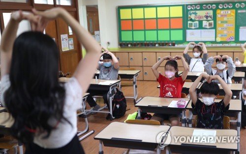 지그재그로 앉아 반가운 손 인사(김해=연합뉴스) 김동민 기자 = 고등학교 1학년·중학교 2학년·초등학교 3∼4학년을 대상으로 한 3차 등교개학일인 3일 오전 경남 김해시 삼성초등학교 한 4학년 교실에서 이날 처음 만나는 학생과 교사가 반갑게 인사를 나누고 있다. 2020.6.3 image@yna.co.kr