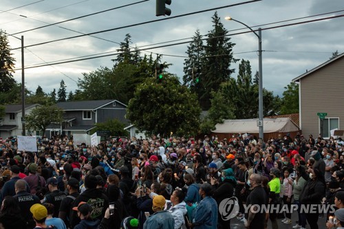 엘리스 추모 집회에 모인 시민들 [AFP=연합뉴스] DB.재판매 금지