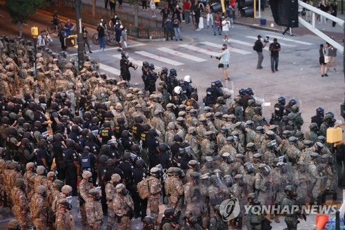 '흑인 사망' 시위 진압 준비하는 미국 경찰ㆍ주방위군(애틀랜타 EPA=연합뉴스) 지난 2일(현지시간) 미국 조지아 주 애틀랜타에서 통행금지령이 내려진 이후에도 '흑인 사망' 시위가 이어지자 경찰과 주방위군이 진압 준비를 하고 있다. sungok@yna.co.kr