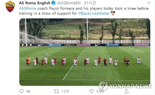 조지 플로이드를 추모하는 AS로마 선수들2020.6.3. [AS로마 공식 트위터 캡처. 재판매 및 DB 금지] photo@yna.co.kr