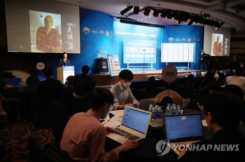 코로나19로 드래프트는 이렇게(서울=연합뉴스) 박동주 기자 = 4일 오후 서울 강남구 리베라호텔에서 열린 2020 한국배구연맹(KOVO) 여자부 외국인 선수 드래프트. IBK기업은행에 지명된 안나 라자레바가 소감을 말하고 있다. 2020.6.4 pdj6635@yna.co.kr