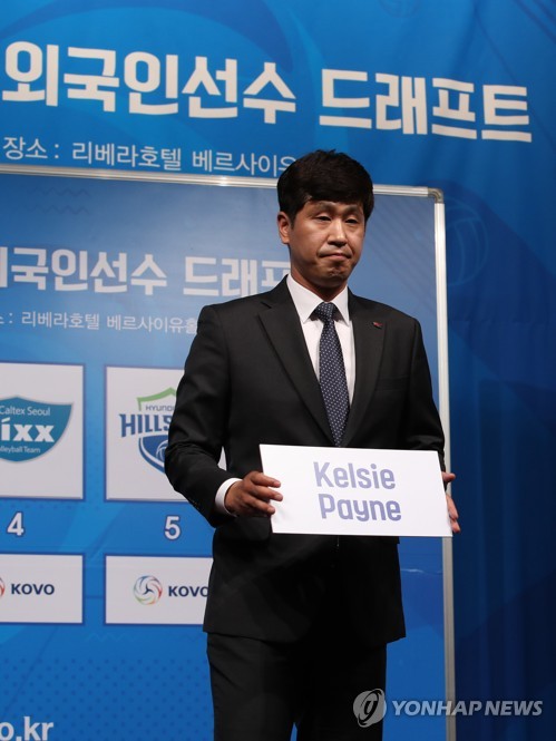 한국도로공사, 켈시 페인 지명(서울=연합뉴스) 박동주 기자 = 4일 오후 서울 강남구 리베라호텔에서 열린 2020 한국배구연맹(KOVO) 여자부 외국인 선수 드래프트. 김종민 한국도로공사 감독이 켈시 페인을 지명하고 있다. 2020.6.4 pdj6635@yna.co.kr