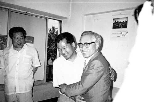 P. 보도지침사건 김태홍등 석방86.6.3 석방되어 돌아온 김태홍 사무국장을 반갑게 맞이하는 송건호 회장.1987.6.3(서울=연합뉴스)     <저작권자 ⓒ 2001 연 합 뉴 스. 무단전재-재배포 금지.