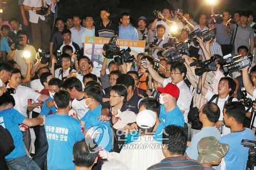 새천년 생명의 숲 공원 입간판 뺏기 몸싸움 [연합뉴스 자료사진]