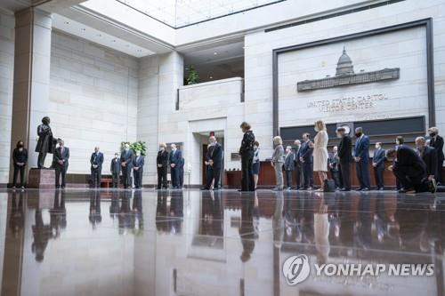 민주당 소속 상원의원, 8분 46초 '침묵의 순간'[AFP=연합뉴스 / 게티이미지·재판매 및 DB 금지]