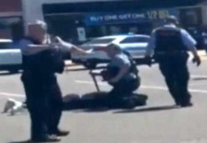 시카고 경찰 흑인 여성 '목 누르기' 제압 논란[지역 언론에 공개된 현장 동영상 화면 캡처. 재판매 및 DB 금지]