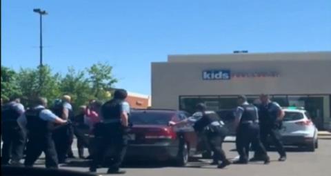 시카고 경찰 흑인 여성 '목 누르기' 제압 논란[지역 언론에 공개된 현장 동영상 화면 캡처. 재판매 및 DB 금지]