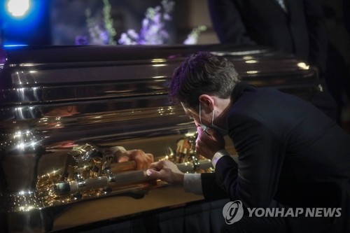 플로이드 관 앞에서 눈물 흘리는 미니애폴리스 시장(미니애폴리스 AP=연합뉴스) 제이컵 프라이 미국 미니애폴리스 시장이 4일(현지시간) 미네소타주 미니애폴리스의 노스센트럴대학교(NCU)에서 흑인 남성 조지 플로이드의 영면을 기원하는 첫 추모식이 열리기 전 플로이드가 잠든 관 앞에 무릎을 꿇은 채 눈물을 흘리고 있다. leekm@yna.co.kr