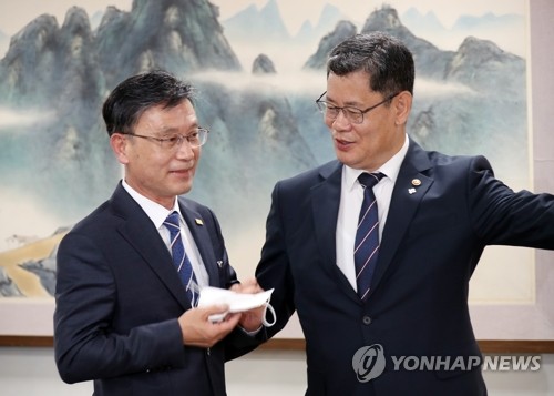정하영 김포시장 안내하는 김연철 통일부 장관(서울=연합뉴스) 김승두 기자 = 김연철 통일부 장관(오른쪽)이 5일 오전 정부서울청사에서 접경지역 시장군수 협의회 정하영 김포시장으로부터 접경지역 시장군수 협의회 건의문을 전달받은 후 안내하고 있다. 2020.6.5 kimsdoo@yna.co.kr