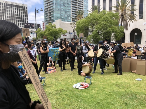 흑인 사망 항의시위에서 흥을 돋우는 한인 청년 풍물패[독자 제공·재판매 및 DB 금지]