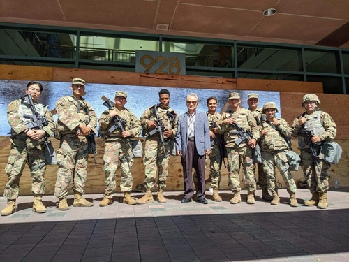 박경재 LA총영사, LA 한인타운에 투입된 주방위군 위문[LA총영사관 제공·재판매 및 DB 금지]