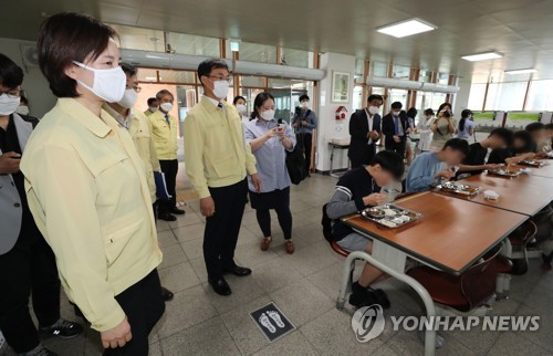 고등학교 급식시설 둘러보는 유은혜 부총리등교수업 상황 등을 점검하기 위해 4일 충북 청주시 오송고등학교를 방문한 유은혜 부총리 겸 교육부 장관 [연합뉴스 자료사진]