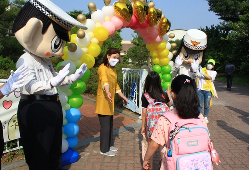 청주 주성초등학교 등교[촬영 변우열 기자]