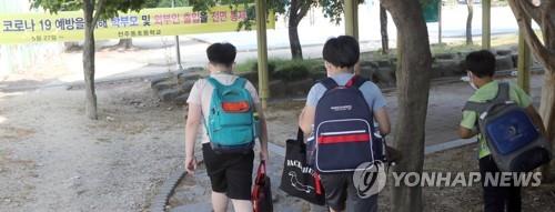 설레는 올해 첫 등교 (전주=연합뉴스) 김동철 기자 = 초등학교 5∼6학년과 중학교 1학년을 대상으로 한 4차 등교 수업이 시작된 8일 오전 전북 전주시 동초등학교에 5학년을 비롯한 학생들이 등교하고 있다. 2020.6.8