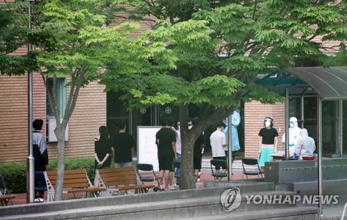 코로나19 전수검사 기다리는 원묵고 교사와 학생들 (서울=연합뉴스) 홍해인 기자 = 8일 서울 중랑구 원묵고등학교에 마련된 선별진료소에서 이 학교 학생, 교직원들이 신종 코로나바이러스 감염증(코로나19) 검사를 받기 위해 차례를 기다리고 있다.
전날 이 학교 3학년 학생이 코로나19에 감염된 것으로 확인됨에 따라 원묵고는 등교 중지와 함께 학생·교직원에 대한 전수조사에 들어갔다. 우선 이날부터 오는 10일까지 전 학년이 온라인 수업으로 전환한다. 2020.6.8
hihong@yna.co.kr