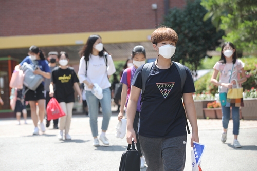 첫 등교 마친 초등학교 6학년(광주=연합뉴스) 천정인 기자 = 8일 오후 광주 서구 운천초등학교에서 첫 등교를 마친 초등학교 6학년 학생들이 학교를 마치고 돌아가고 있다. 2020.6.8 iny@yna.co.kr