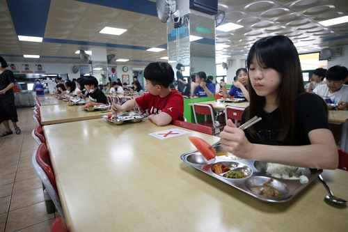 생소한 한 방향 식사(광주=연합뉴스) 천정인 기자 = 8일 오후 광주 서구 운천초등학교에서 첫 등교한 6학년 학생들이 코로나19 예방을 위해 한방향으로 앉아 식사하고 있다. 2020.6.8    iny@yna.co.kr