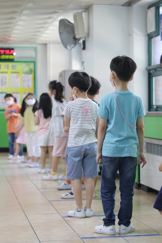 "이제 거리 두기는 일상"(광주=연합뉴스) 천정인 기자 = 8일 오후 광주 서구 운천초등학교에서 학생들이 점심 배식을 받기 위해 거리 두기를 하며 줄을 서 있다. 2020.6.8    iny@yna.co.kr