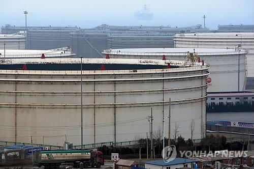 중국의 원유 저장 탱크 자료 사진