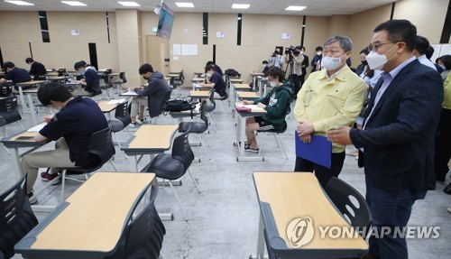 학원가 특별점검 나선 교육부박백범 교육부 차관이 서울 강남구 학원 밀집지역 특별점검을 위해 6월 2일 오후 강남구의 한 학원을 방문해 관계자의 설명을 듣고 있다. [연합뉴스 자료사진]