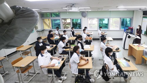 창문 열고 수업하는 고등학교 교실고등학교 1학년·중학교 2학년·초등학교 3∼4학년을 대상으로 한 3차 등교개학일인 6월 3일 오전 경기도 과천시 별양동 과천고등학교 1학년 교실에서 학생들이 창문을 열고 수업을 받고 있다. [연합뉴스 자료사진]