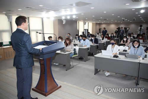 통일부, 대북 전단 관련 브리핑(서울=연합뉴스) 김승두 기자 = 여상기 통일부 대변인이 4일 오전 정부서울청사 브리핑실에서 대북전단과 관련한 브리핑을 하고 있다. 2020.6.4 kimsdoo@yna.co.kr