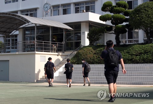 드디어 등교(부산=연합뉴스) 김재홍 기자 = 초등학교 5~6학년과 중학교 1학년 학생을 대상으로 한 4차 등교 수업이 시작된 8일 오전 부산 금정구 내성고 학생들이 등교하고 있다. 내성고 1·2학년은 이날부터 등교수업을 재개했다. 3학년은 15일부터다. 2020.6.8 pitbull@yna.co.kr