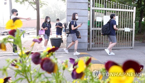 99일 만에 모든 학년 학생들 등교 수업 시작(서울=연합뉴스) 김도훈 기자 = 초등학교 5~6학년과 중학교 1학년 학생을 대상으로 한 4차 등교 수업이 시작된 8일 오전 서울 용산구의 한 중학교로 학생들이 등교하고 있다. 2020.6.8 superdoo82@yna.co.kr