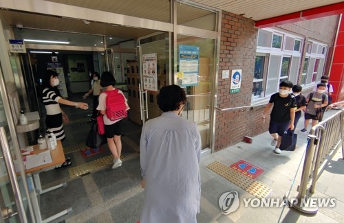 4차 등교수업 현관에서 발열 체크(대전=연합뉴스) 조성민 기자 = 초등학교 5∼6학년과 중학교 1학년 학생 등교 수업이 시작된 8일 오전 대전둔산초 교직원들이 등교하는 학생들에게 거리 두기와 발열 체크 등 등교 안내를 하고 있다. 2020.6.8 min365@yna.co.kr