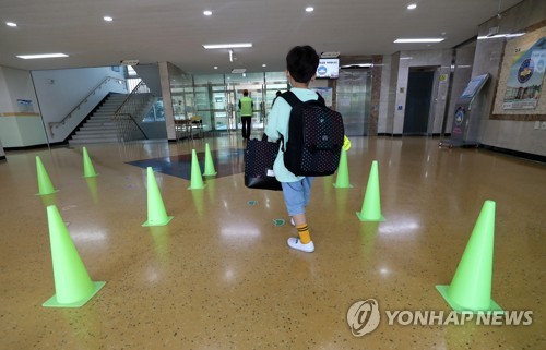 등교하는 초등학생(대전=연합뉴스) 김준범 기자 = 초등학교 5∼6학년과 중학교 1학년 학생 등교 수업이 시작된 8일 오전 대전시 서구 도안동 도솔초등학교로 한 학생이 등교하고 있다. 2020.6.8 psykims@yna.co.kr