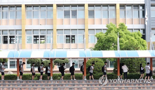 99일 만에 모든 학교 정상 등교 재개(춘천=연합뉴스) 양지웅 기자 = 전국 초등학교 5∼6학년생과 중학교 1학년생 135만여 명이 4차 등교를 재개한 8일 오전 강원 춘천중학교에서 학생들이 등교하고 있다. 2020.6.8 yangdoo@yna.co.kr