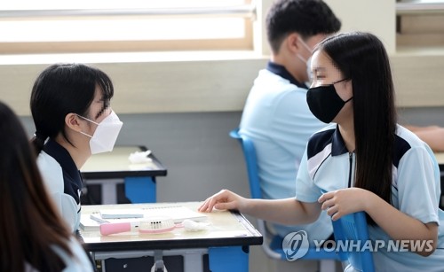 친구와 즐거운 대화(춘천=연합뉴스) 양지웅 기자 = 전국 초등학교 5∼6학년생과 중학교 1학년생 135만여 명이 4차 등교를 재개한 8일 오전 강원 춘천중학교에서 학생들이 대화하고 있다. 2020.6.8 yangdoo@yna.co.kr