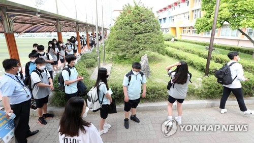 학교 가는 길(춘천=연합뉴스) 양지웅 기자 = 전국 초등학교 5∼6학년생과 중학교 1학년생 135만여 명이 4차 등교를 재개한 8일 오전 강원 춘천중학교에서 학생들이 등교하고 있다. 2020.6.8 yangdoo@yna.co.kr