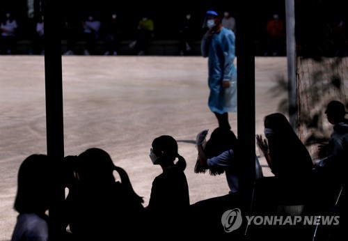 다시 멈춰선 등교(서울=연합뉴스) 홍해인 기자 = 8일 서울 중랑구 원묵고등학교에 마련된 임시 선별진료소에서 이 학교 학생들이 신종 코로나 바이러스 감염증(코로나19) 검사를 받기 위해 차례를 기다리고 있다. 
    전날 이 학교 3학년 학생이 코로나19에 감염된 것으로 확인됨에 따라 원묵고는 등교 중지와 함께 학생·교직원에 대한 전수조사에 들어갔다. 우선 이날부터 10일까지 전 학년이 온라인 수업으로 전환한다. 2020.6.8 hihong@yna.co.kr