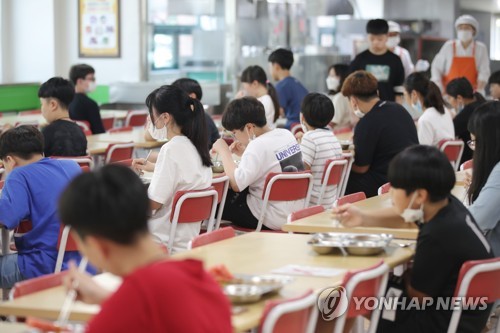 초등학교도 한 방향 식사(광주=연합뉴스) 천정인 기자 = 8일 오후 광주 서구 운천초등학교에서 학생들이 코로나19 예방을 위해 한 방향으로 앉아 식사하고 있다. 2020.6.8 iny@yna.co.kr