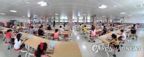 거리 유지하며 식사(대전=연합뉴스) 초등학교 5∼6학년과 중학교 1학년 학생 등교 수업이 시작된 8일 오후 대전둔산초 학생들이 점심을 먹고 있다. 2020.6.8 [둔산초 제공. 재판매 및 DB금지] min365@yna.co.kr