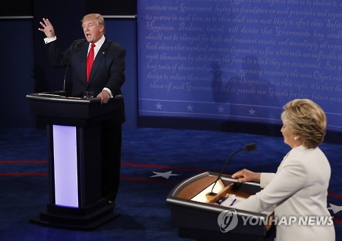 2016년 대선을 앞두고 마지막으로 열린 토론회 때까지 힐러리 클린턴 전 국무장관은 도널드 트럼프에게 전국 지지율에서 2% 앞서고 있었다.[EPA=연합뉴스 자료사진]