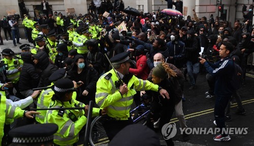 경찰과 충돌하는 영국의 '흑인사망' 항의 시위대 [EPA=연합뉴스]