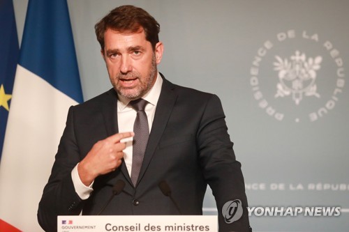지난달 27일 브리핑하는 크리스토프 카스타네르 프랑스 내무장관 [로이터=연합뉴스 자료사진]
