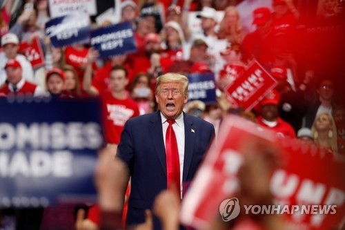 신종 코로나바이러스 감염증(코로나19)으로 인한 보건위기와 경기침체, 백인경찰의 비무장 흑인 살해사건에 따른 대규모 전국 시위에도 지지세력을 유지하고 있는 도널드 트럼프 미국 대통령[로이터=연합뉴스 자료사진]
