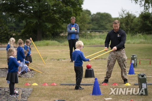 사회적 거리 두기를 준수하면서 수업을 받는 영국의 유치원생들 [신화=연합뉴스]
