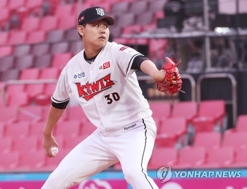 소형준 '역투'6월 3일 경기도 수원케이티위즈파크에서 열린 2020 KBO리그 프로야구 두산 베어스와 kt wiz의 경기. 2회 초 KT 선발투수 소형준이 역투하고 있다. [연합뉴스 자료사진]