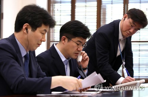 북, 9일 정오부터 '모든 남북 연락 채널 폐기 발표'(서울=연합뉴스) 북한이 청와대 핫라인을 포함해 남북 간 모든 통신 연락 채널을 완전히 차단·폐기한다고 9일 밝혔다. 북한은 실제 이날 오전 연락사무소 채널과 군 통신선 채널에서 모두 남측의 연락 시도에 응하지 않았다. 
    사진은 2018년 4월 20일 청와대에 설치된 남북 정상 간 '핫라인'(Hot Line·직통전화)을 이용해 당시 송인배 청와대 제1부속실장(가운데)과 윤건영 국정상황실장(앞) 등 관계자가 북한 국무위 담당자와 시험통화 하는 모습. 2020.6.9 
     [연합뉴스 자료사진. 재판매 및 DB 금지] hkmpooh@yna.co.kr