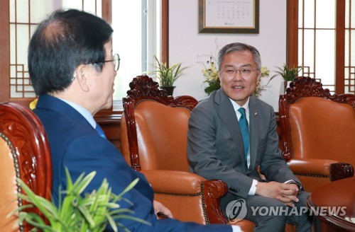 최강욱 대표, 박병석 국회의장 예방(서울=연합뉴스) 한종찬 기자 = 열린민주당 최강욱 대표가 9일 서울 여의도 국회에서 박병석 국회의장을 예방, 이야기를 나누고 있다. 2020.6.9 saba@yna.co.kr