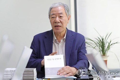 최순실 회고록 '나는 누구인가' 출간 기자 간담회(서울=연합뉴스) 류영석 기자 = 9일 오후 서울 서초구 법무법인 동북아 사무실에서 열린 최순실 회고록 '나는 누구인가' 출간 기자간담회에서 최 씨의 변호를 맡았던 이경재 변호사가 책 소개를 하고 있다. 2020.6.9 ondol@yna.co.kr